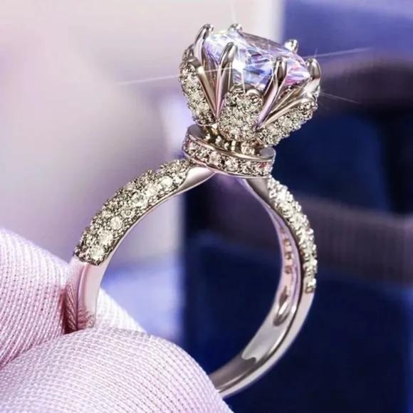 NEW LUXURY 925 STERLING SILVER FLOWERED DIAMOND RING, CUTE RING, SHINY RING. - Picture 2 of 5